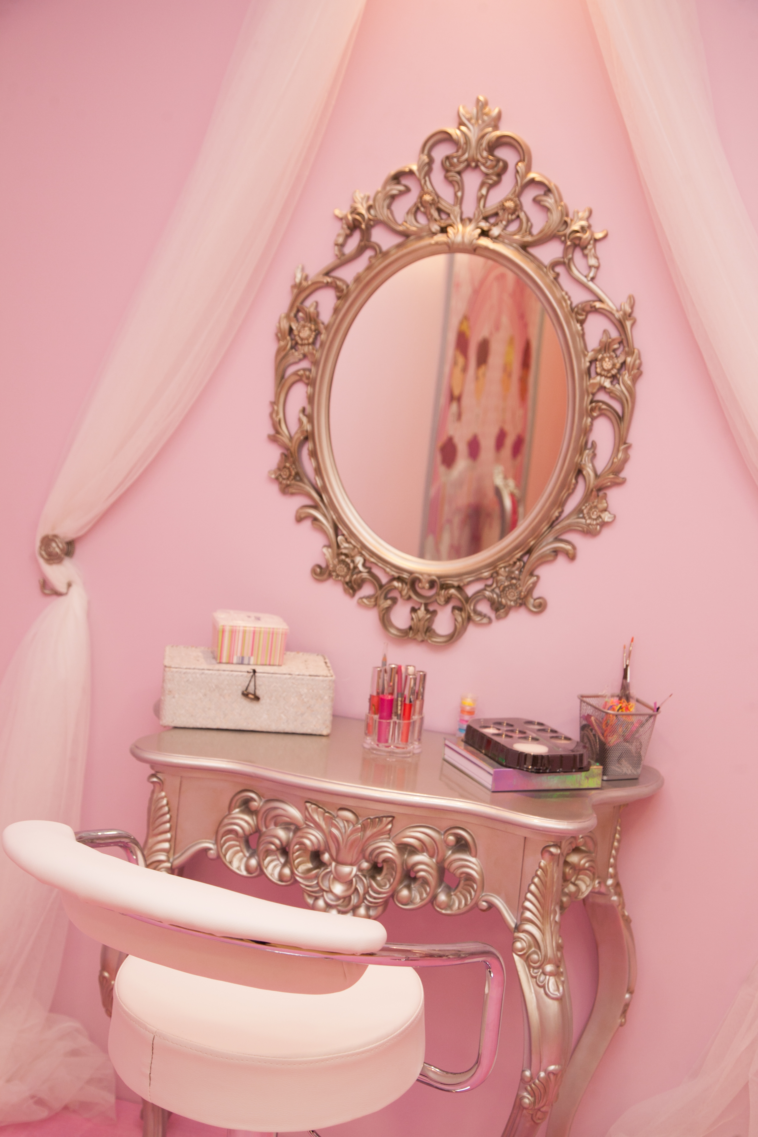 Meninas a relaxar com bebidas no spa